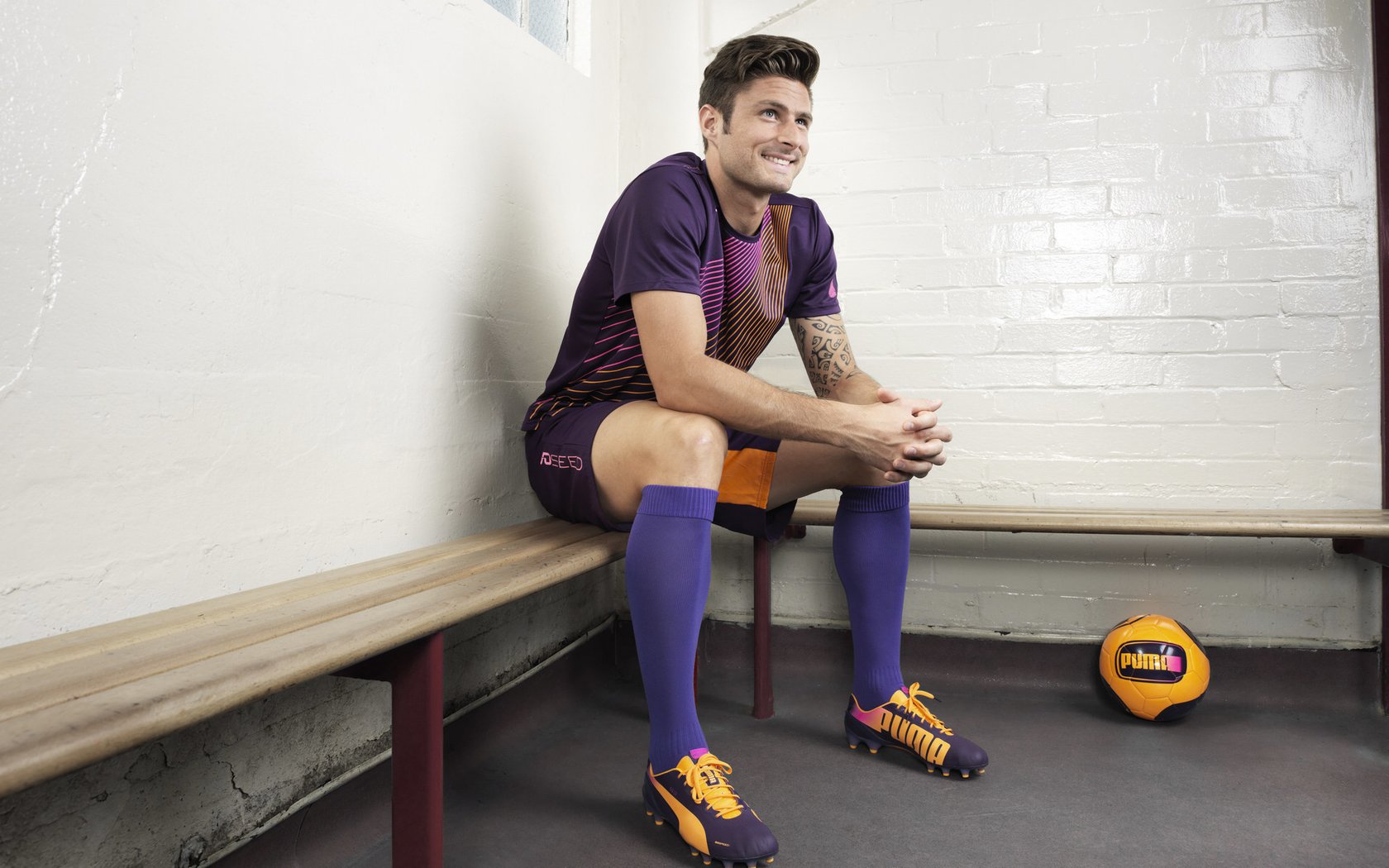 “马丁·高尔西成为美洲狮队防线的中流砥柱,展现强大领导力”